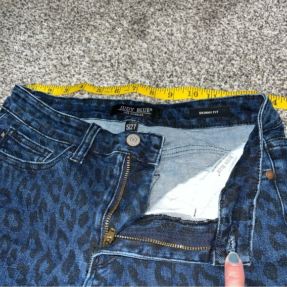 Judy Blue Women SZ 5/27 Animal Print Skinny Fit Raw hem Mid Rise Cheetah Jeans - Picture 7 of 11